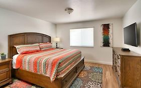 6H Spacious Redcliff Condo, Pool & Hot Tub